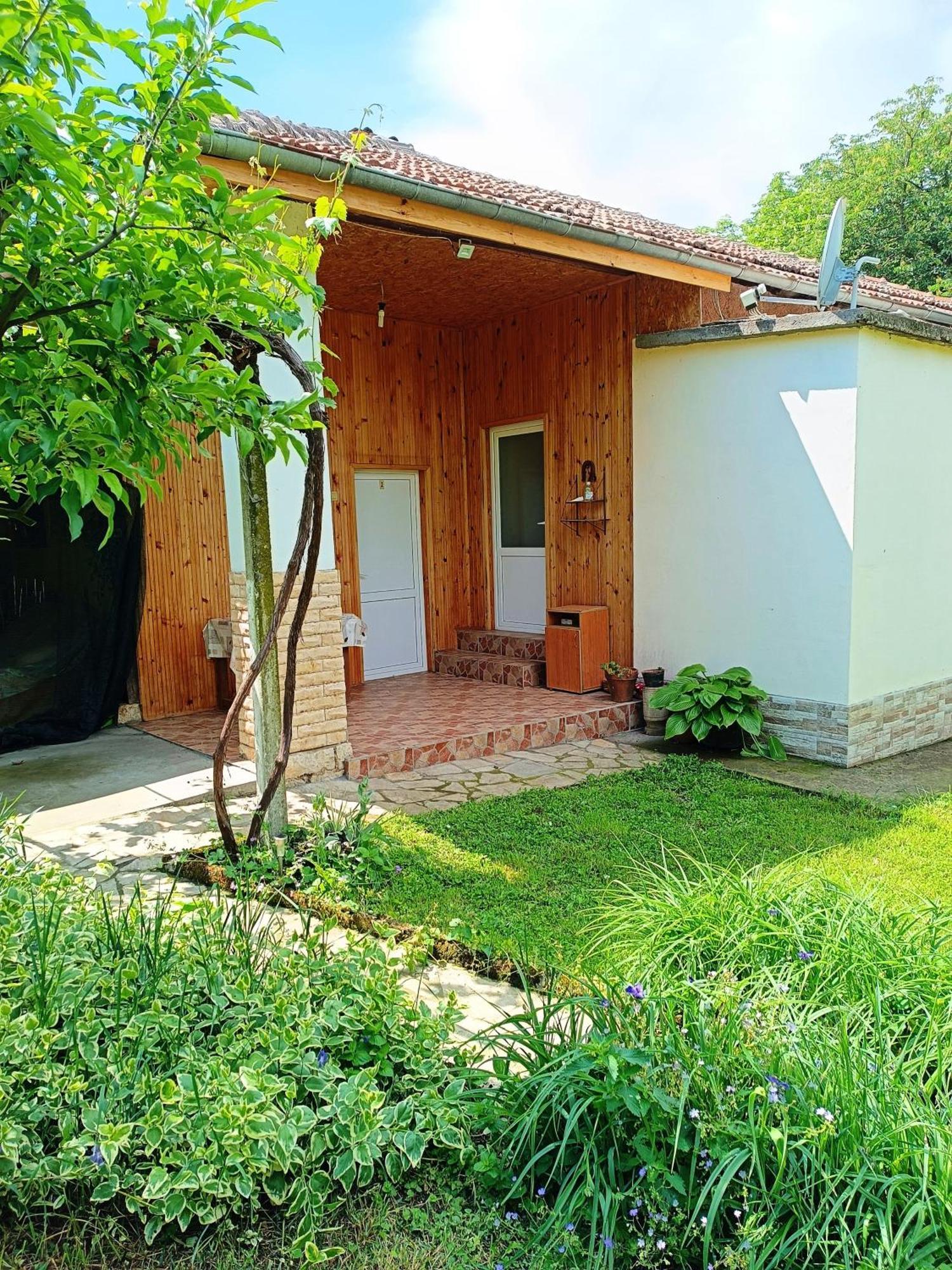 Divna Guest House Krushuna Exterior photo