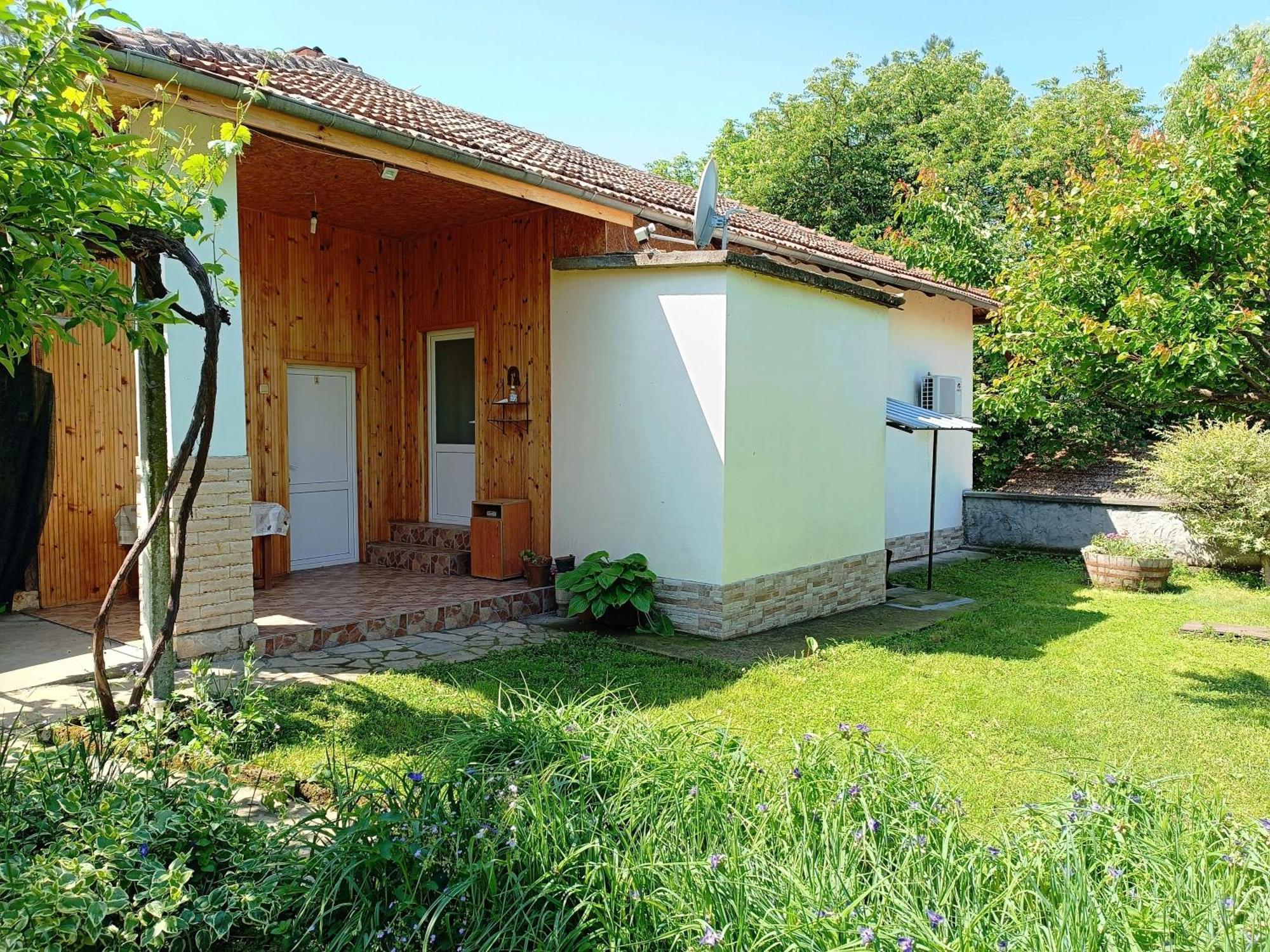 Divna Guest House Krushuna Exterior photo